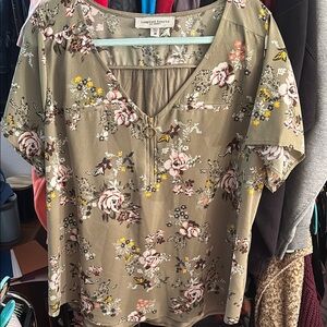 Crown & Ivy Green and Pink V-Neck Short Sleeve Graphic Blouse